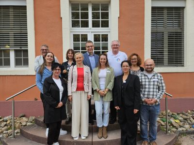 Wolfram Britz, Oberbürgermeister Kehl, Bettina Maria Herr, Schulleitung, Betram Tränkle, Leitung Bildungsraum, Frank Stefan, Vorstand Diakonie Kork
(v.l. m.) Marina Kronberg, Fachkoordination Kinder in der Stadt Kehl, Natascha Kaiser, Fachbereichsleitung Bildung, Soziales und Kultur der Stadt Kehl, Tatjana Schäfer, Dozentin, Sonja Walter, Dozentin, Dimitra Botsa, Dozentin, Elena Stöcklin, Dozentin, Moses Mielke, Fachbereichsleiter Sozialpädagogik